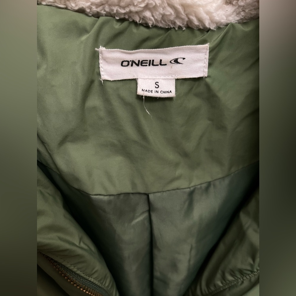 O’Neill puffer jacket with Sherpa lined hood green color size small